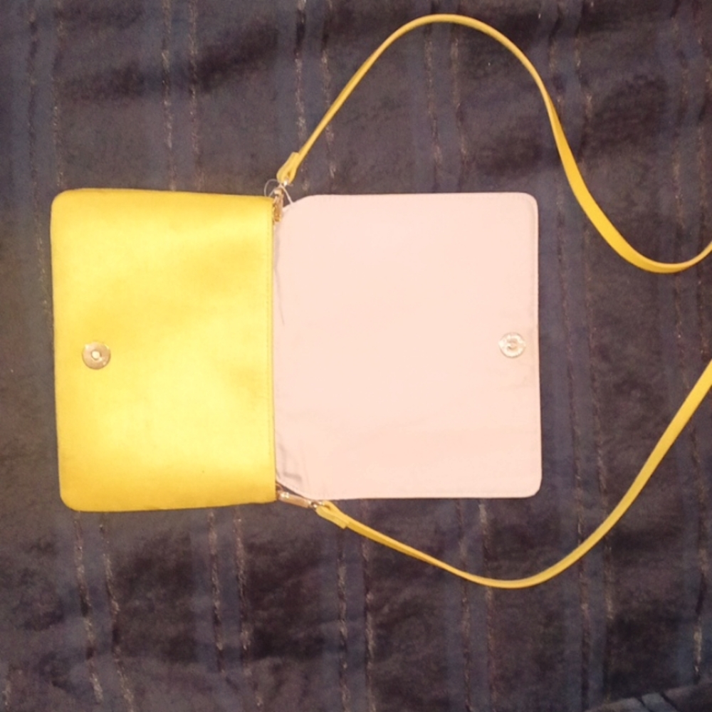 H&M Purse/Small handbag gold links and beautiful yellow/gold color. New!